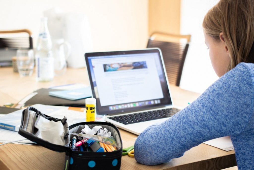 Kobieta przy komputerze online przy biurku 